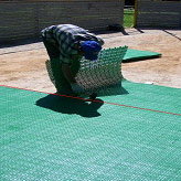 Подготовка песчаного основания под укладку пластиковых покрытий.